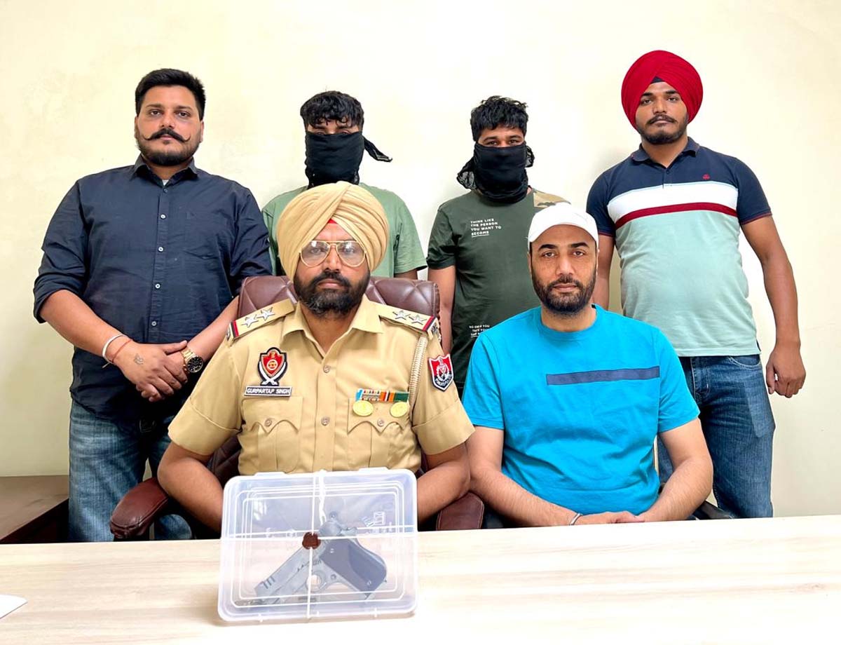 Two persons arrested with an illegal pistol and 5 cartridges